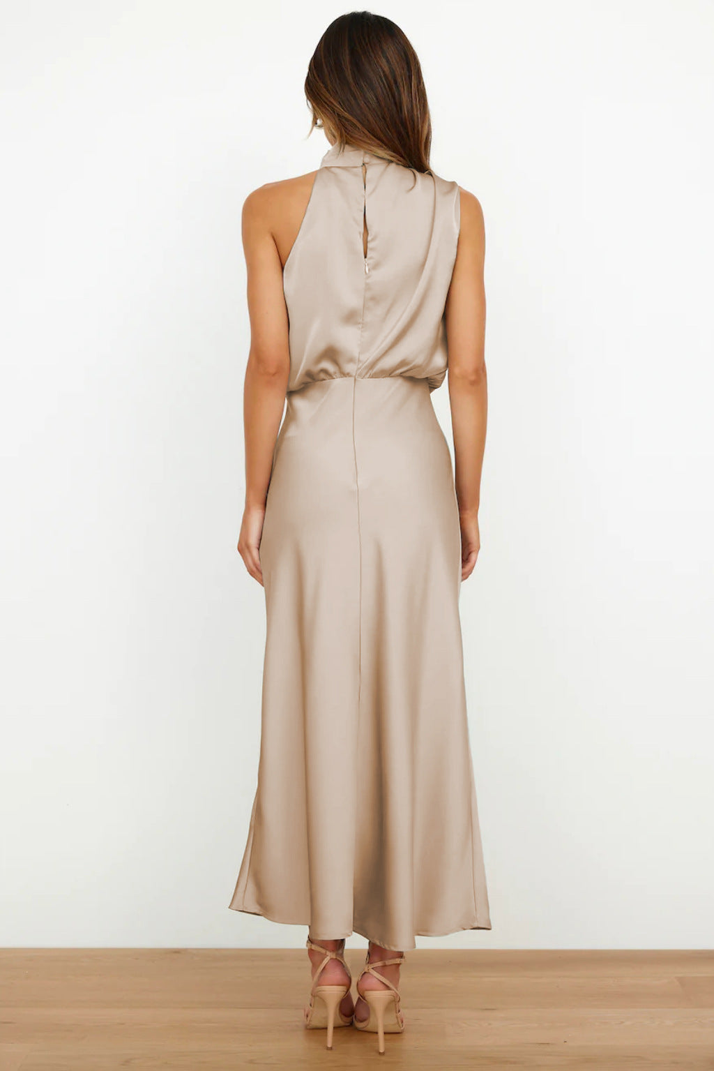 Alessia - Elegant og chic rygløs kjole