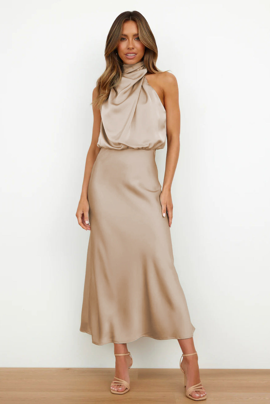 Alessia - Elegant og chic rygløs kjole