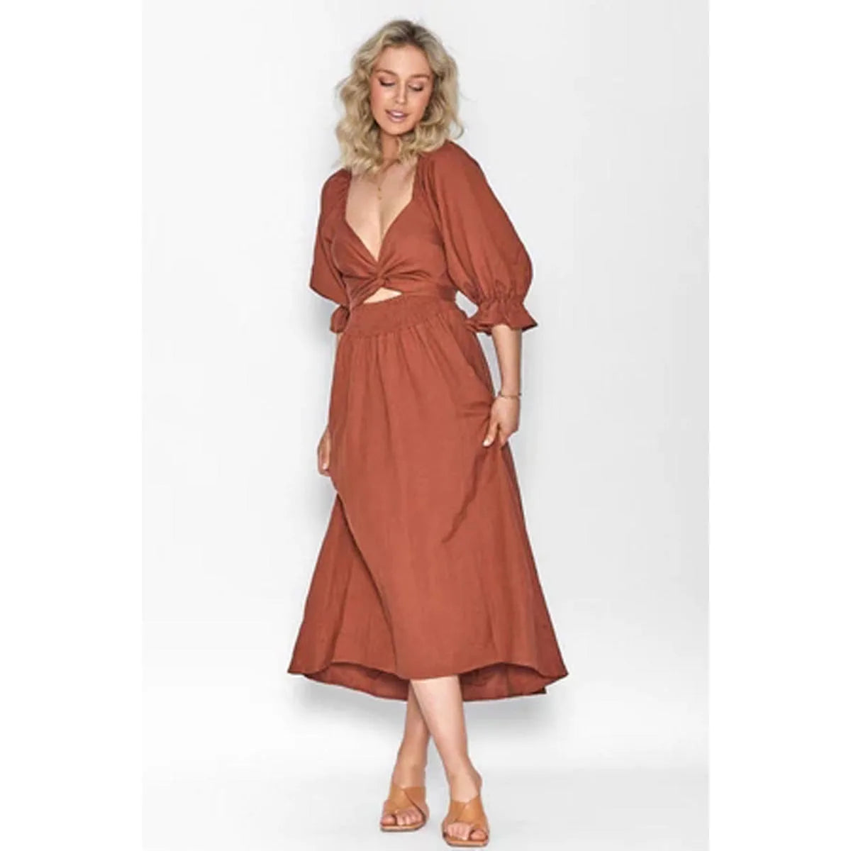 Kyara - Elegant kjole med flæser