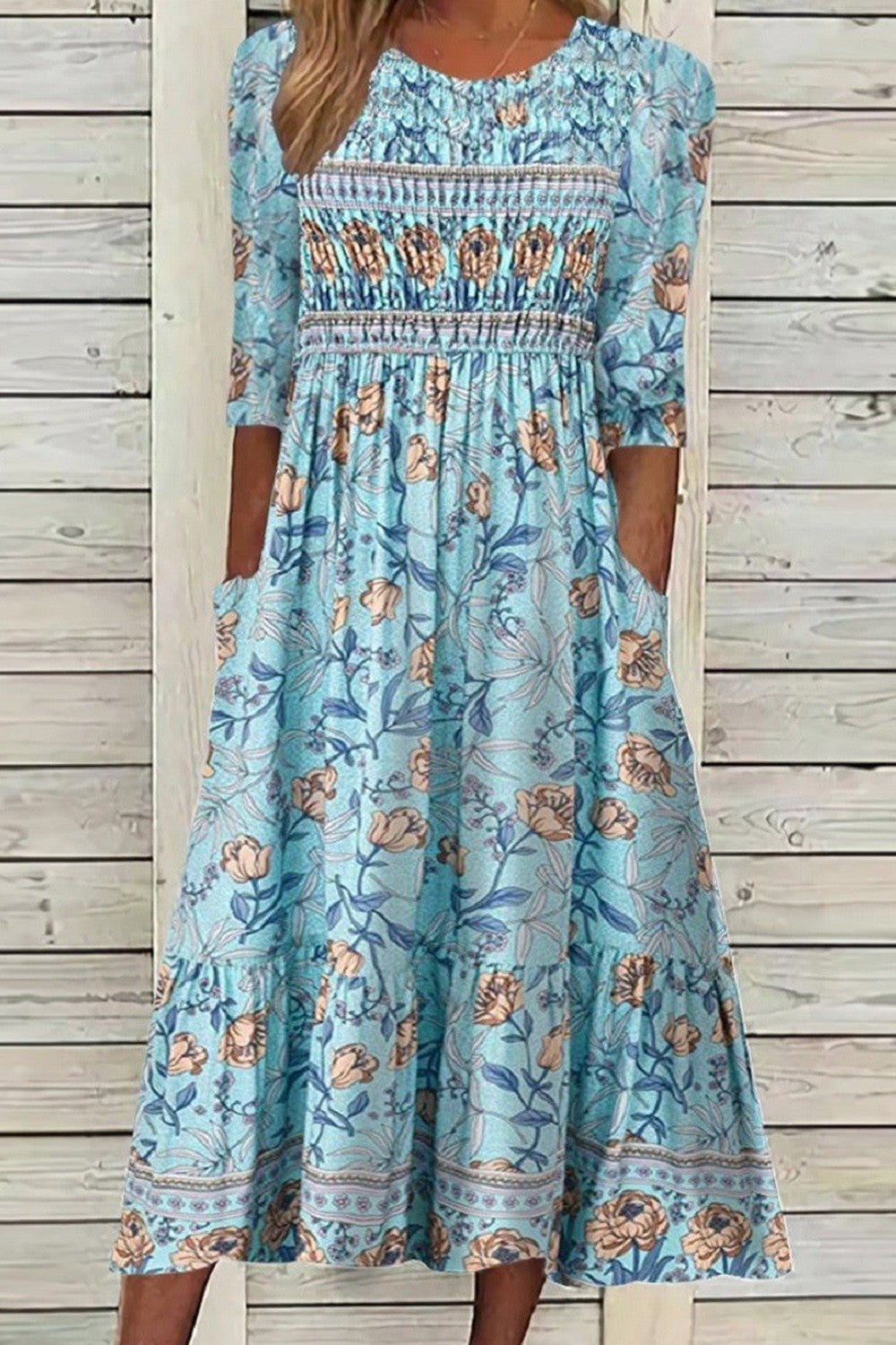 Darcie - Flydende kronbladskjole med elegant maveskjul